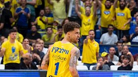 סקוטי ווילביקין, שחקן מכבי תל אביב עם הגופיה והסמל של נותני החסות, צילום: ספי מגריזו, מכבי ת"א